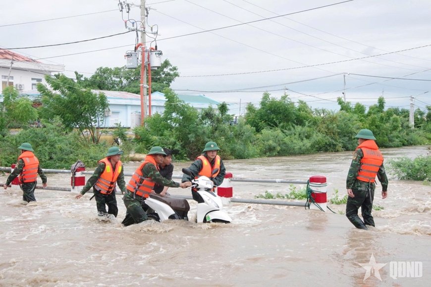 Đặc công nước giúp dân vượt các đoạn ngập sâu